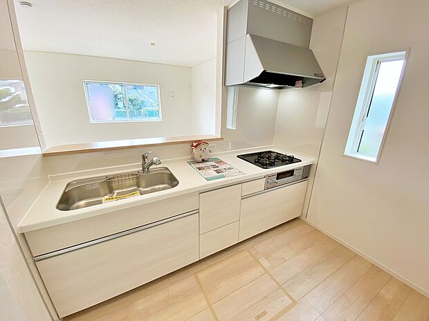 キッチン☆何万回もの『ただいま』を聞くことになるお家♪街に溶け合う美しい景観を生みだせるシンプルシックでおしゃれな外観と住み心地を考え貫いた設計!「ゆとりある落ち着いた暮らし」を叶えます♪