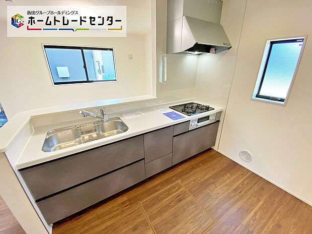 緑豊かで落ち着いた住環境♪
陽光をタップリ取り込める東南向きのお住まいです☆
駐車場　全棟2台分あるので来客時にも便利ですね♪
