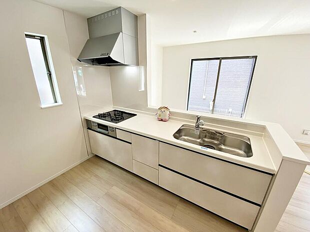 ☆System　Kitchen☆
いつもご家族と一緒に過ごせるのが対面キッチンの魅力！今日の出来事を話しながら、一緒にお料理をしながら…いつもご家族の笑顔が近くにあります。