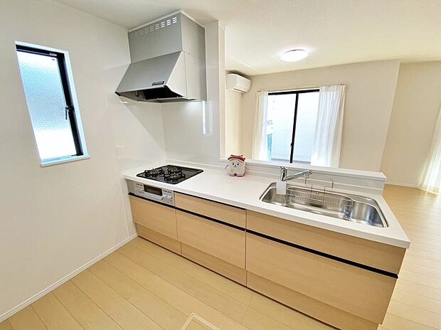 ☆System　Kitchen☆
いつもご家族と一緒に過ごせるのが対面キッチンの魅力！今日の出来事を話しながら、一緒にお料理をしながら…いつもご家族の笑顔が近くにあります。