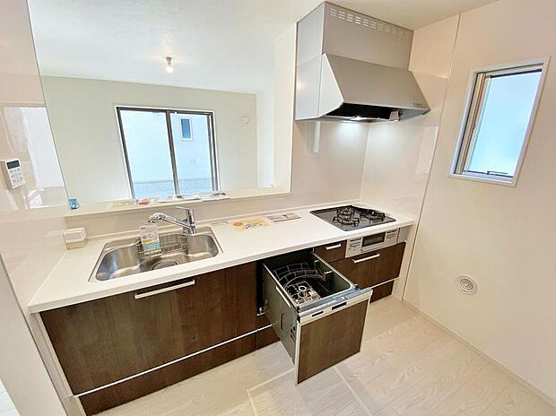 ☆System　Kitchen☆
お子さまにとっても、ご飯のしたくを頑張っているご家族の姿が見えると安心♪手伝いたいという気持ちになるなど、お手伝いの習慣も育ちやすいですね♪