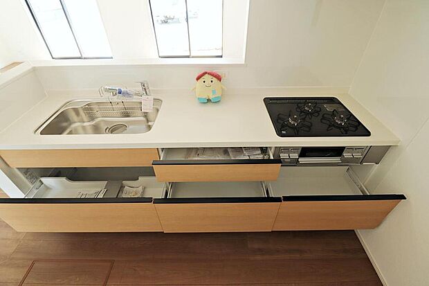 ☆System　Kitchen☆
作業スペースを大きくとったキッチン。夫婦そろってキッチンに立っても調理がしやすくゆとりある広さ。食器類もすっきりと片付く収納力が期待できます。