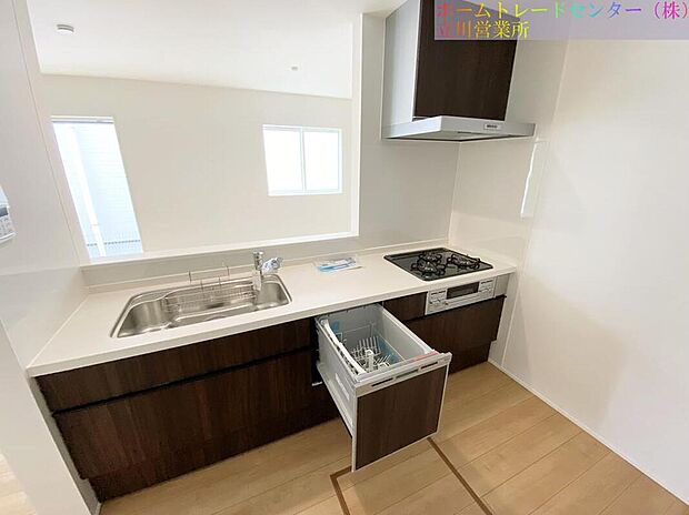 ☆System　Kitchen☆
作業スペースを大きくとったキッチン。夫婦そろってキッチンに立っても調理がしやすくゆとりある広さ。食器類もすっきりと片付く収納力が期待できます。家事をしながら会話も弾み