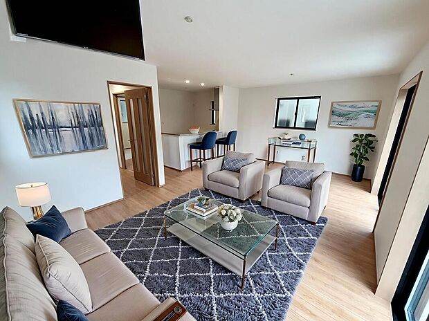 ☆物件の陽当りや通風・仕様設備やお部屋の大きさの比較、近隣・周辺環境や街並みなど、資料には掲載していない情報が現地にはたくさんあります。ぜひ、建物だけでなく周辺環境もご確認ください！（家具はCGです）