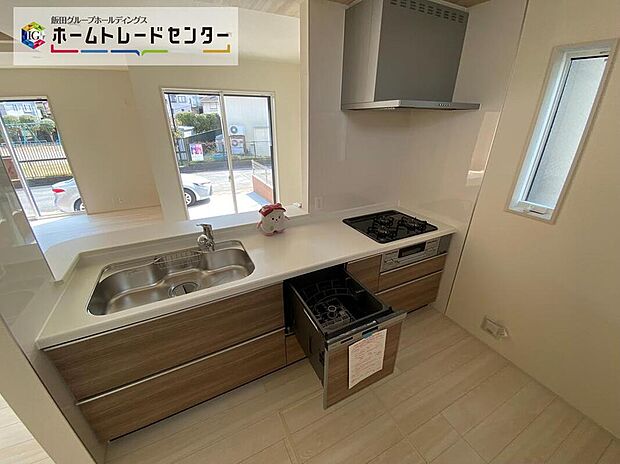 ☆System　Kitchen☆
作業スペースを多くとったキッチン。夫婦そろってキッチンに立っても調理がしやすくゆとりある広さ。食器類もすっきりと片付く収納力が期待できます。