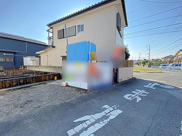 ☆前面道路はトラックなど大型車の心配のない交通量少なめの住環境です！車通りが少ないので小さいお子さんが居ても安心です！