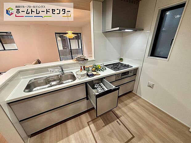 ☆System　Kitchen☆
お子さまにとっても、ご飯のしたくを頑張っているご家族の姿が見えると安心♪手伝いたいという気持ちになるなど、お手伝いの習慣も育ちやすいですね♪