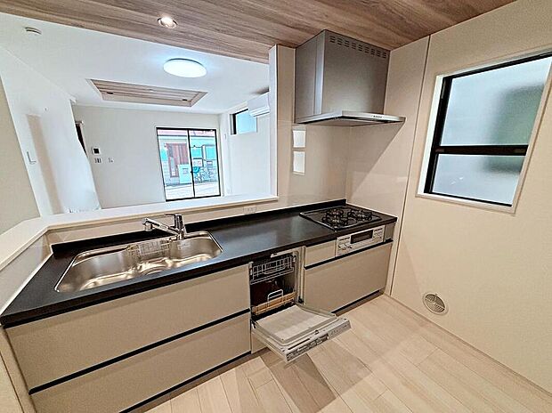 ☆System　Kitchen☆
いつもご家族と一緒に過ごせるのが対面キッチンの魅力！今日の出来事を話しながら、一緒にお料理をしながら…いつもご家族の笑顔が近くにあります。