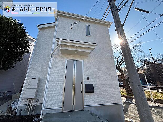 ☆街に溶け合う美しい景観を生みだしているにも関わらず、採光や風通しを考えて設計された間取り。近隣との視線を考え、街全体で調整される窓位置。外観だけでなく、そこに住まうご家族の心地よさを最優先しました。