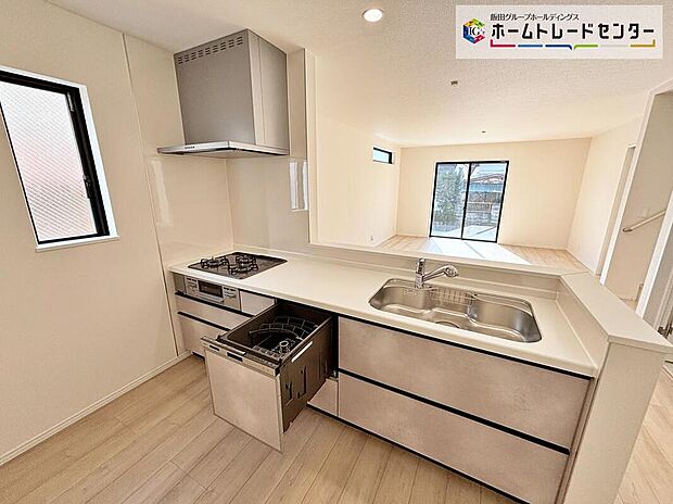 ☆System　Kitchen☆
いつもご家族と一緒に過ごせるのが対面キッチンの魅力！今日の出来事を話しながら、一緒にお料理をしながら…いつもご家族の笑顔が近くにあります。