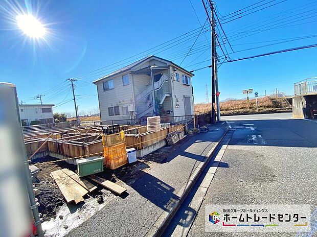 多摩川まで徒歩1分♪サイクリングやお散歩に最適な環境です。前面道路は7.9ｍあるので、車庫入れが苦手な方でも安心して入れられます。