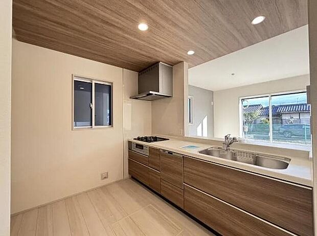 ☆System　Kitchen☆
家事を手助けするママさんに嬉しい食洗機付システムキッチン採用♪収納力も豊富で床下収納もございますので、キッチンスペースをいつでもすっきりとお使い頂けそうです♪