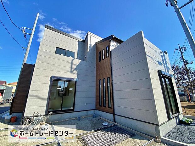 【現地外観写真】
隣家との距離も、前面道路の幅員も充分にございますので、プライベートにも配慮されたお住まいとなっております。ゆとりの広さは魅力的です♪