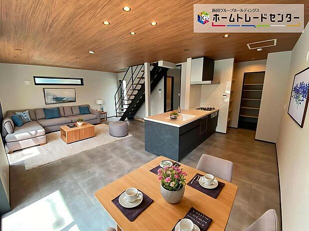☆Living Room☆
家族の食事や団らんのほか、子供を遊ばせたり、友人を招いたりするLDKは住まいの中心。長時間過ごす場所だからこそ、大切にしたい場所です!!(家具はCGです)