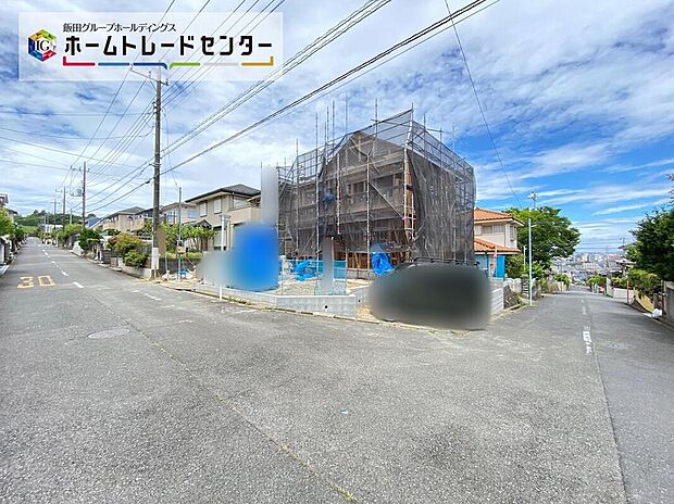 ☆前面道路は車通りが多くないので、お車の出し入れもラクラクです♪一戸建ては都心部などの物件を除き、駐車スペース付きの物件が一般的。玄関と駐車スペースとの行き来もしやすく、天候が悪い日などに便利です。