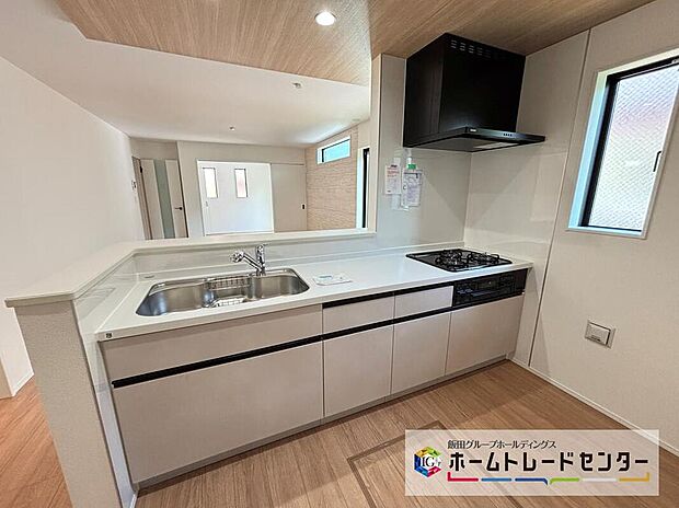 ☆System Kitchen☆
お子さまにとっても、ご飯のしたくを頑張っているご家族の姿が見えると安心♪手伝いたいという気持ちになるなど、お手伝いの習慣も育ちやすいですね♪