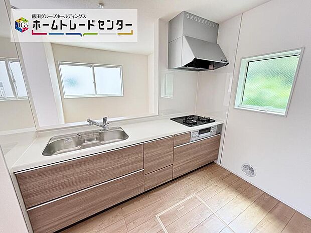 ☆System Kitchen☆
いつもご家族と一緒に過ごせるのが対面キッチンの魅力!今日の出来事を話しながら、一緒にお料理をしながら…いつもご家族の笑顔が近くにあります。