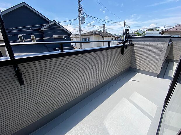 ☆Balcony☆
ご家族全員分の洗濯物を干すことが出来る「ワイドバルコニー」♪バルコニーは、洗濯物や布団を干すだけでなく、暖かな陽射しや爽やかな風を存分に取り込み、お部屋に解放感をもたらします☆
