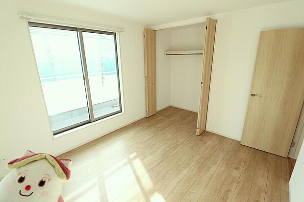【リビング以外の居室】☆Room☆
各部屋を最大限に広く使って頂ける様、全居住スペースに収納付。プライベートルームはゆったりと快適に。