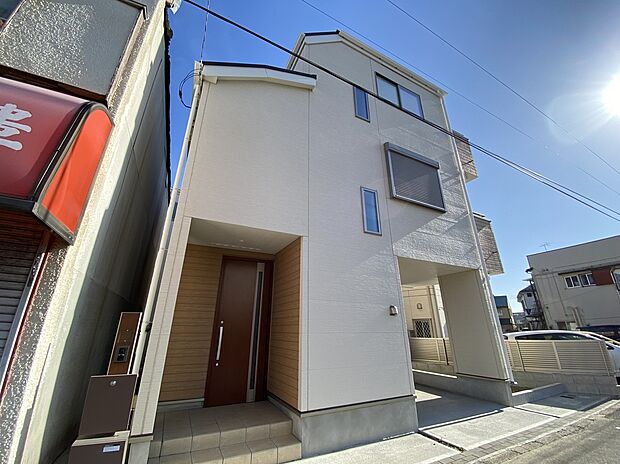 【前面道路含む現地写真】☆賃貸の更新時期が迫っている人。更新料を払うか、新しく賃貸を探して、敷金・礼金を払うか、悩ましいところ。いっそ購入してしまうのも手。家賃と同等程度の支払いで、自分の住まいを手に入れられます♪