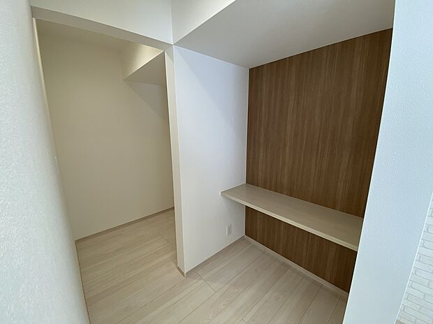 【☆Living　Room☆】会話が弾むリビング、料理が愉しくなるキッチン。家は、ただ生活する場ではなく、暮らしを愉しく、快適にする場所。笑顔の毎日、安らぎの日々のために、最新の設備・仕様を採用。