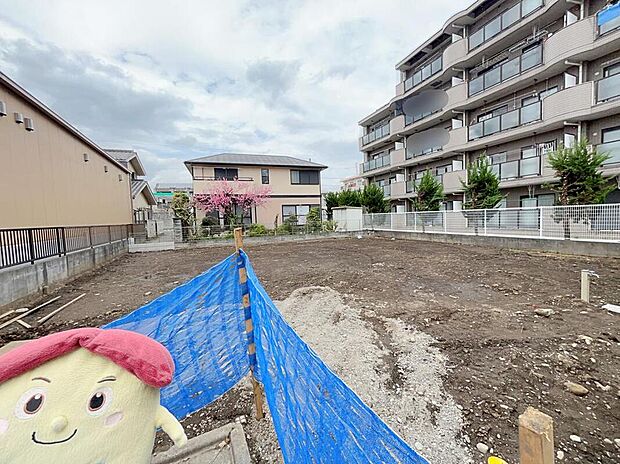 【前面道路含む現地写真】☆物件の陽当りや通風・仕様設備やお部屋の大きさの比較、近隣・周辺環境や街並みなど、資料には掲載していない情報が現地にはたくさんあります。ぜひ、建物だけでなく周辺環境もご確認ください！