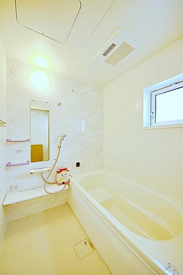 【☆System　Bath☆】半身浴も楽しめる一坪タイプの浴室は、防カビ仕様となっており、お掃除も楽々です。浴室乾燥機を完備し雨の日のお洗濯も安心です。