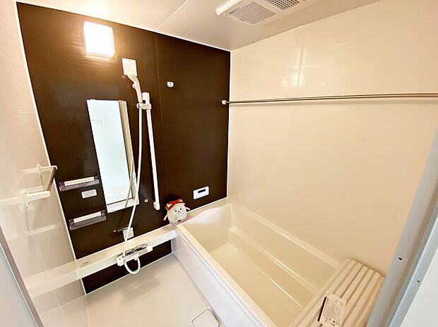 【☆System Bath☆ 】☆System Bath☆
「頑張った今日一日の疲れを癒すには、ゆっくり寛げる浴室が良いなぁ。」そんなお声にピッタリな、こちらの浴室♪ゆったりお湯に浸かれる浴槽は半身浴も可能です!