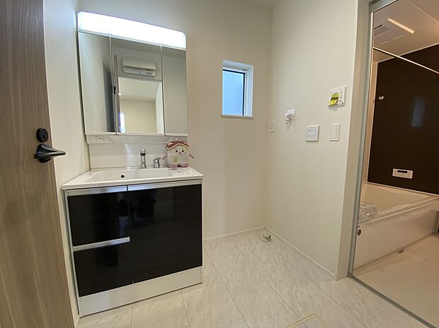 【☆Powder Room☆】☆Powder Room☆
十分な大きさの洗面台は収納もさる事ながら、身だしなみチェックや歯磨きなど、朝の慌ただしい時間でもホテルライクなスペースで余裕とゆとりを感じて頂けます。