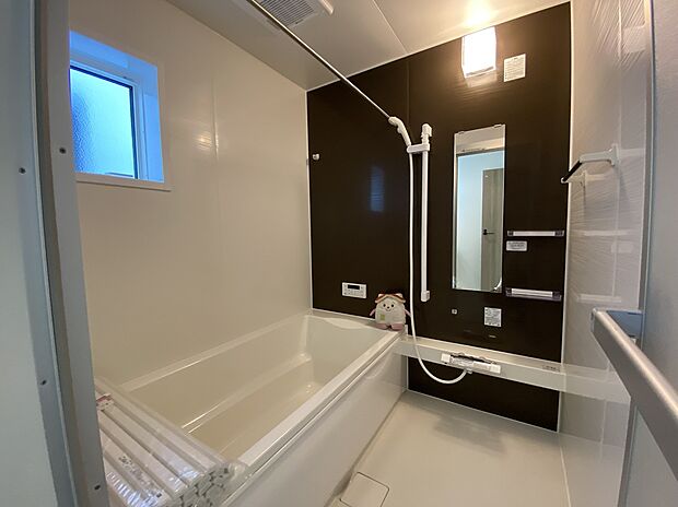 【☆System　Bath☆ 】☆System　Bath☆
「頑張った今日一日の疲れを癒すには、ゆっくり寛げる浴室が良いなぁ。」そんなお声にピッタリな、こちらの浴室♪ゆったりお湯に浸かれる浴槽は半身浴も可能です！