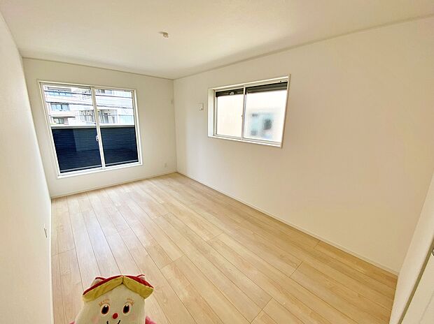 【☆Room☆ 】2面採光を確保した明るい室内は、風通しも良く、大変居心地の良い空間となっております。爽やかな風を感じて起きる朝は、快適生活の始まりに！