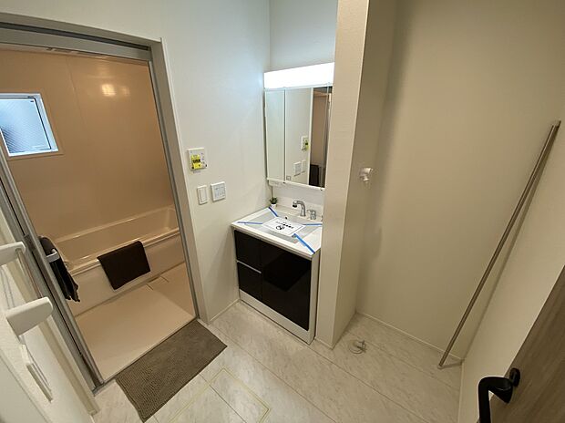 【☆Powder Room☆ 十分な大きさの洗面台は収納もさる】☆Powder Room☆
十分な大きさの洗面台は収納もさる事ながら、身だしなみチェックや歯磨きなど、朝の慌ただしい時間でもホテルライクなスペースで余裕とゆとりを感じて頂けます。