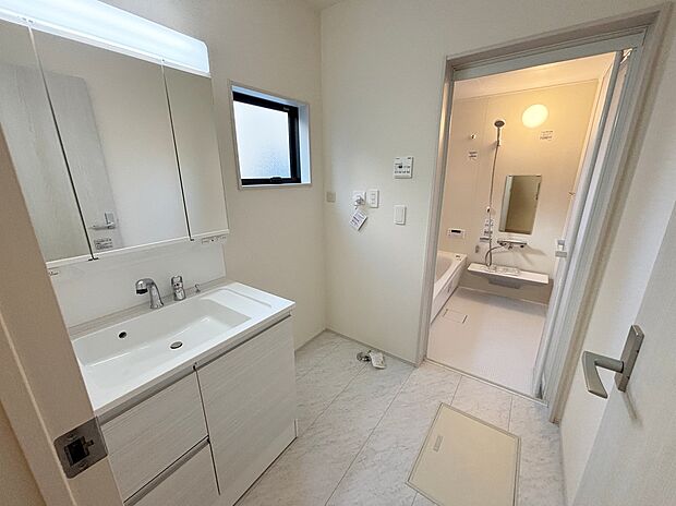 【☆Powder Room☆ 】☆Powder Room☆
収納スペースもバッチリなこちらの洗面化粧台。忙しい朝の時間にお役立ち！化粧品やヘアケア用品など細かな物もしっかり収納しておけるから「あれ？アレどこだっけ？」がなくなること間