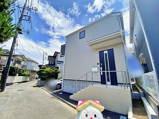 【前面道路含む現地写真】☆何万回もの『ただいま』を聞くことになるお家♪街に溶け合う美しい景観を生みだせるシンプルシックでおしゃれな外観と住み心地を考え貫いた設計！「ゆとりある落ち着いた暮らし」を叶えます♪