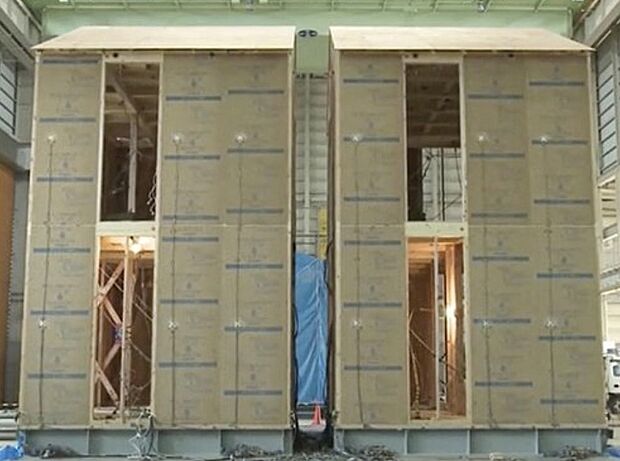 【制震性能比較実験】震度6強を最大67%低減できることが証明されました。さらに、最大震度6強クラスとなる120秒間続く地震を、約200回受けても制震性能は衰えないと実証実験で分かっています。