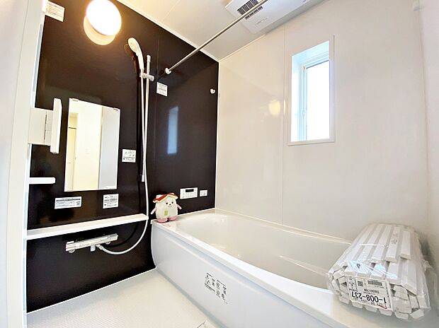 【☆System Bath☆】☆System Bath☆
「頑張った今日一日の疲れを癒すには、ゆっくり寛げる浴室が良いなぁ。」そんなお声にピッタリな、こちらの浴室♪ゆったりお湯に浸かれる浴槽は半身浴も可能です!