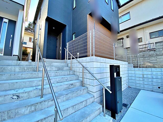 【現地写真】☆ご家族が仕事や部活動などで遅くなる場合は夜道が心配。駅から自宅までの道のりに人通りがある、電灯があって明るいなど、安全な経路が確保できるということも大事なポイントですよね♪