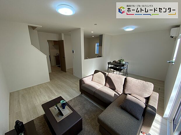【☆Living　Room☆ 】☆Living　Room☆
会話が弾むリビング、料理が愉しくなるキッチン。家は、ただ生活する場ではなく、暮らしを愉しく、快適にする場所。笑顔の毎日、安らぎの日々のために、最新の設備