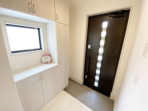 【☆Entrance☆ 】☆Entrance☆
お家に出会う人々を迎える玄関だからこそ、広々清潔感あふれる空間にしたいものです。採光・通風にも配慮された設計で毎日明るい空間をキープします♪