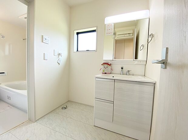 【☆Powder Room☆ 】☆Powder Room☆
収納スペースもバッチリなこちらの洗面化粧台。忙しい朝の時間にお役立ち!化粧品やヘアケア用品など細かな物もしっかり収納しておけるから「あれ?アレどこだっけ?」がなくなること間