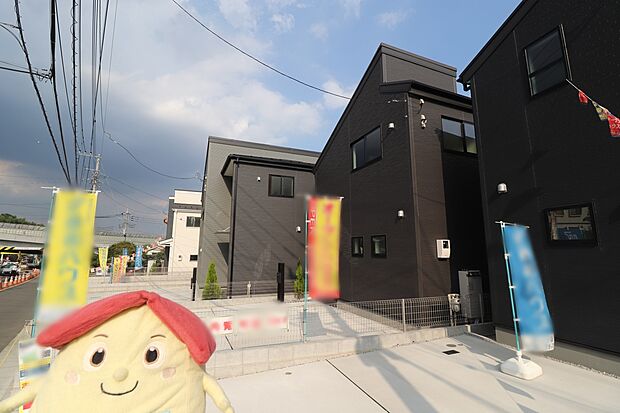 【前面道路含む現地写真】☆ご家族が仕事や部活動などで遅くなる場合は夜道が心配。駅から自宅までの道のりに人通りがある、電灯があって明るいなど、安全な経路が確保できるということも大事なポイントですよね♪