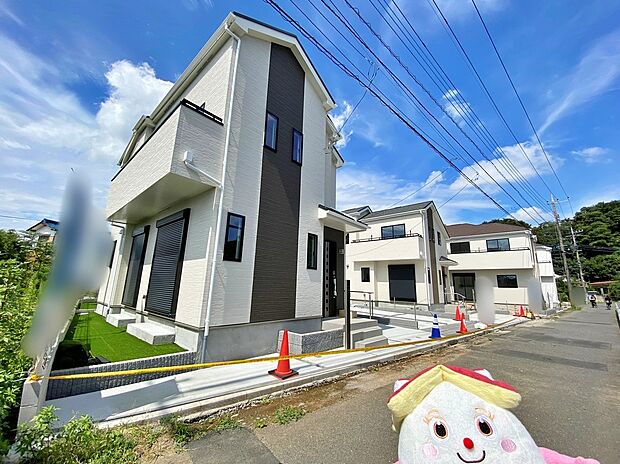 【現地外観写真】☆一戸建ての大きなメリットは、「自分の土地」を自由に使えること。好きなペットが飼えるほか、ガーデニングやＤＩＹ、車やバイクの手入れなど様々な趣味を楽しめます♪