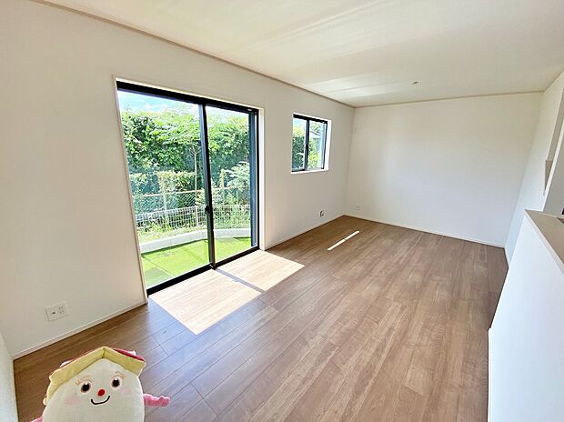 【☆Living　Room☆ 】☆Living　Room☆
ここにはみんなが集い、食事と楽しい会話が始まる。ついつい話に夢中になりすぎて、時を忘れ夜半過ぎになってしまう。そんな束の間の幸せを感じさせてくれる場所となることでしょう♪♪