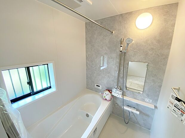 【☆System　Bath☆ 】☆System　Bath☆
半身浴も楽しめる一坪タイプの浴室は、防カビ仕様となっており、お掃除も楽々です。浴室乾燥機を完備し雨の日のお洗濯も安心です。