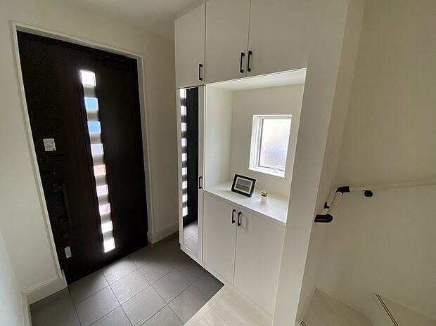 【☆Entrance☆ 】☆Entrance☆
お家に出会う人々を迎える玄関だからこそ、広々清潔感あふれる空間にしたいものです。採光・通風にも配慮された設計で毎日明るい空間をキープします♪