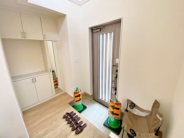 【☆Entrance☆ お家に出会う人々を迎える玄関だからこそ】☆Entrance☆
お家に出会う人々を迎える玄関だからこそ、広々清潔感あふれる空間にしたいものです。採光・通風にも配慮された設計で毎日明るい空間をキープします♪