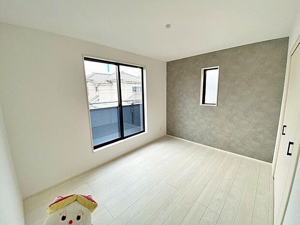 【☆Room☆】バルコニーに面したお部屋は、通風・採光共に良好な上、解放感タップリ♪
明るいお部屋は住まう人の心も明るくしてくれますね☆