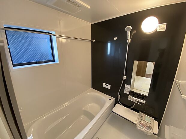 【☆System　Bath☆ 】☆System　Bath☆
半身浴も楽しめる一坪タイプの浴室は、防カビ仕様となっており、お掃除も楽々です。浴室乾燥機を完備し雨の日のお洗濯も安心です。