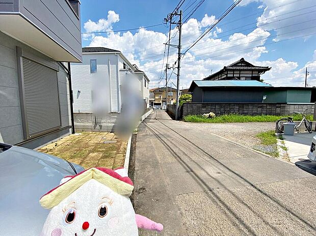 【前面道路含む現地写真】☆賃貸の更新時期が迫っている人。更新料を払うか、新しく賃貸を探して、敷金・礼金を払うか、悩ましいところ。いっそ購入してしまうのも手。家賃と同等程度の支払いで、自分の住まいを手に入れられます♪