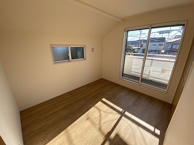 【リビング以外の居室】家族とのコミュニケーションを促進する拘り設計。快適な居住空間を演出し、都市型生活をより潤いある時間へ代えてくれます♪